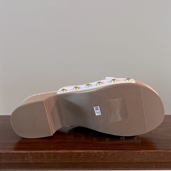 American Eagle Elegant White Mules with Gold Buckle. - Picture 11 of 13